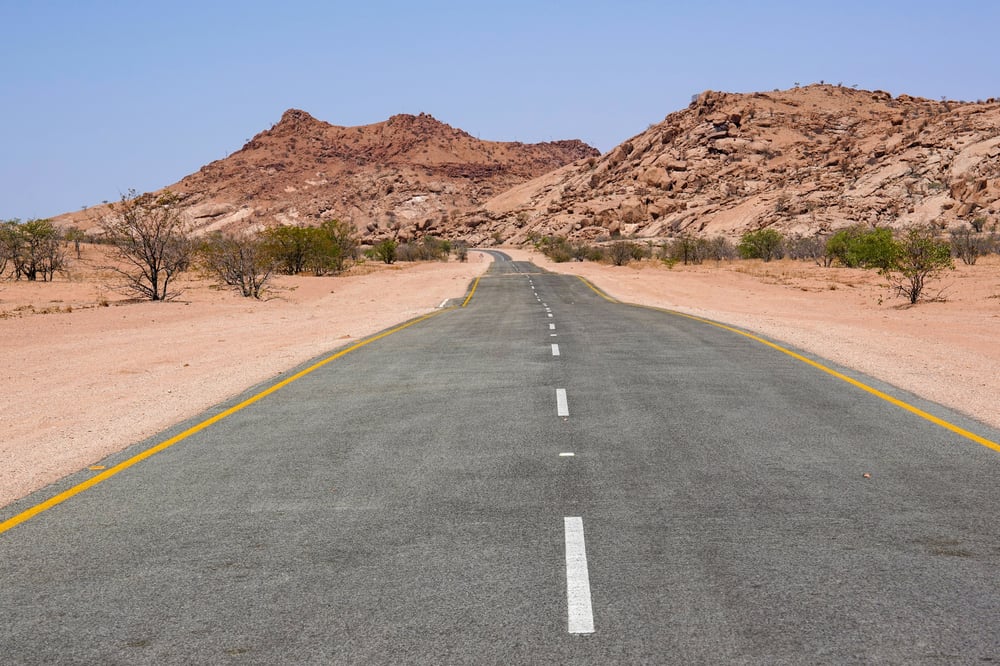 Weg door de woestijn van Namibië
