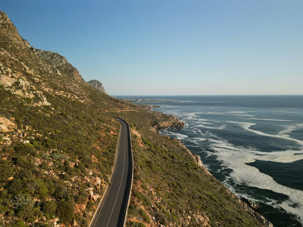 Weg met prachtig uitzicht op zee en de bergen Zuid-Afrika