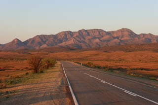 Weg door rood gekleurd landschap in Australië
