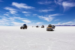 4x4 voertuigen op een Zuid-Amerikaanse zoutvlakte