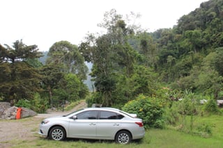 Geparkeerde auto bij ingang hike natuurpark in Panama