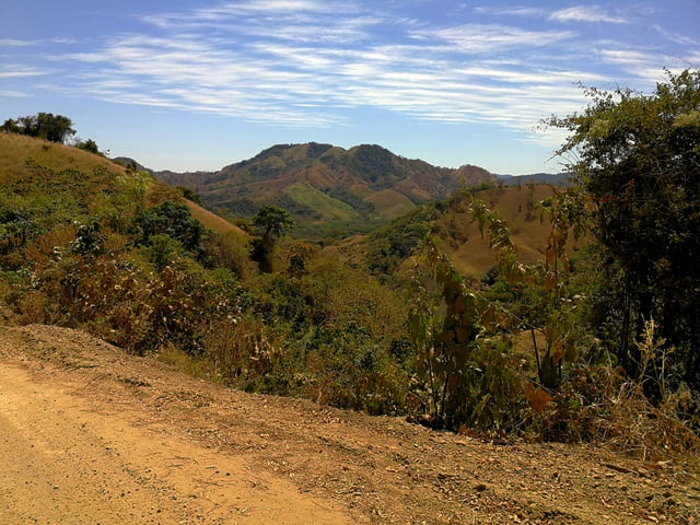 Onverharde bergweg in Costa Rica