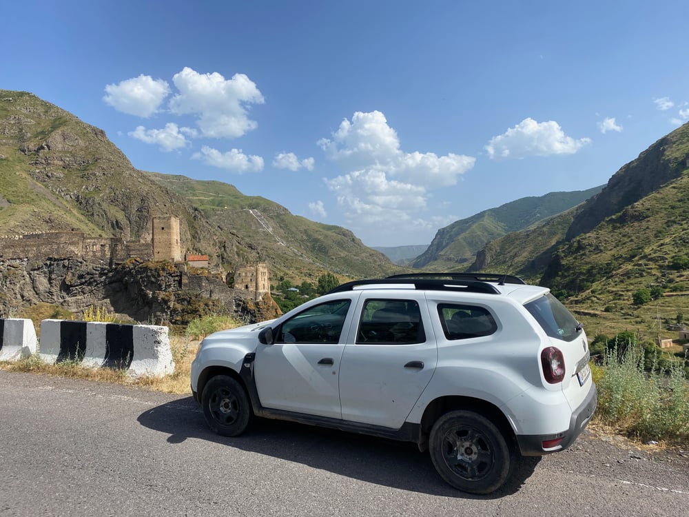 Witte auto en uitzicht op de bergen Albanië