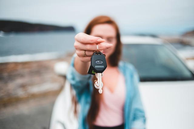 Iemand die autosleutels overhandigt