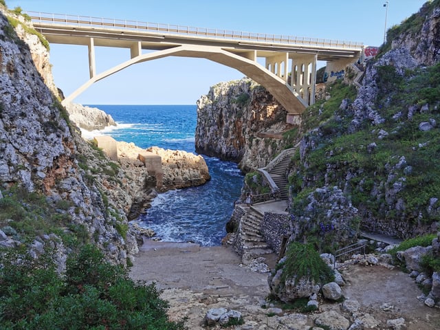 Brug tussen de bergen aan zee in Italië