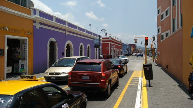 Auto's in een straat in Puebla, Mexico