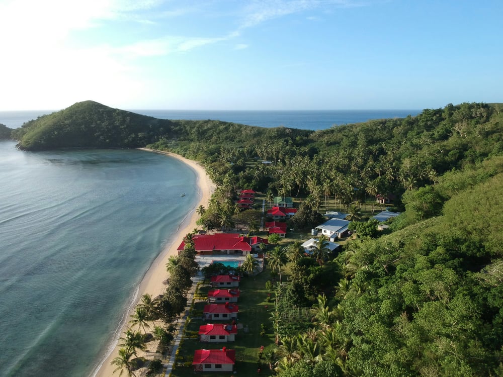 Baai met gebouwen en rode daken in Fiji