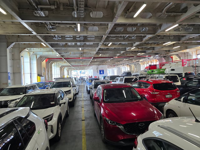 Auto's op het autodek van een veerboot