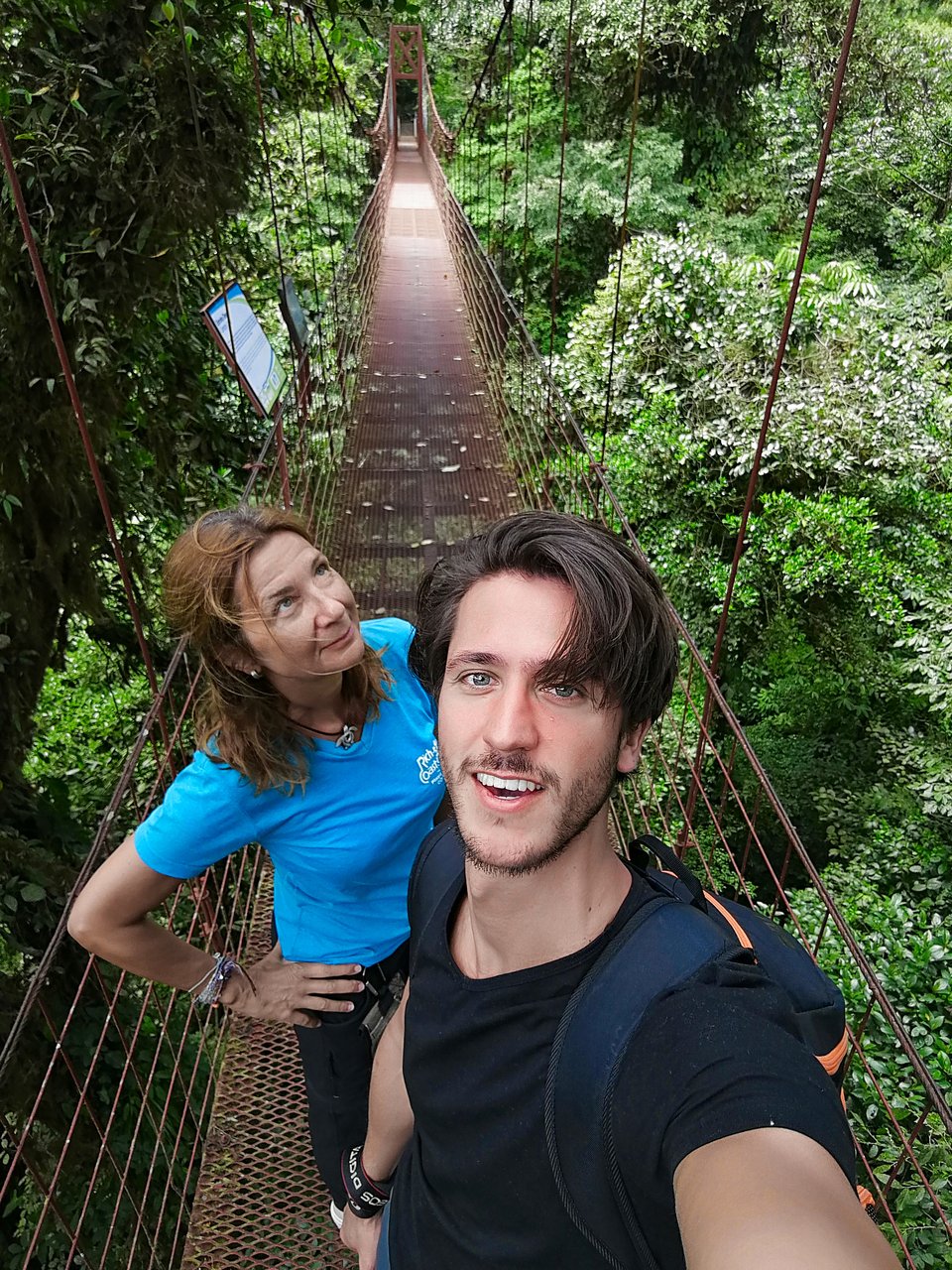 Yvonne en Martijn op een hangbrug in het regenwoud van Costa Rica.