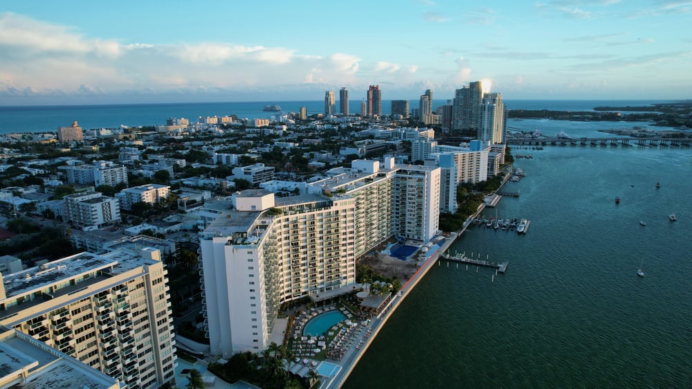 Uitzicht op de haven van Miami en gebouwen in de VS